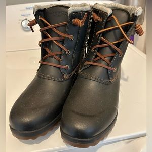 Brand New Women’s Sperry size 7 winter snow boots